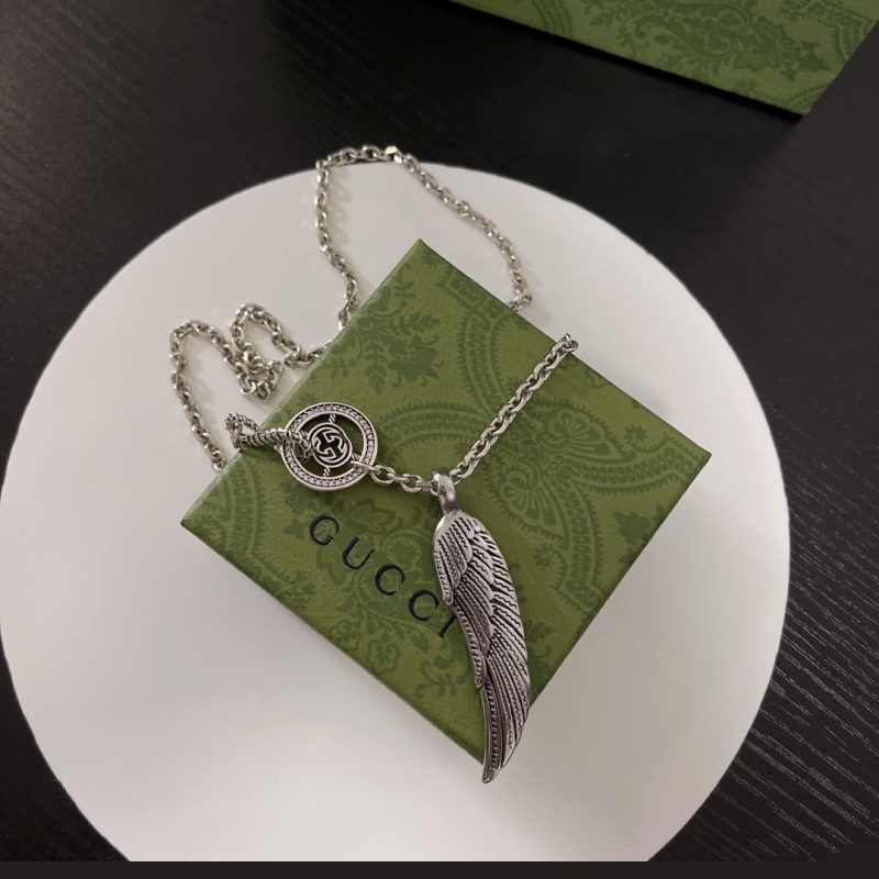 G*u*i necklaces